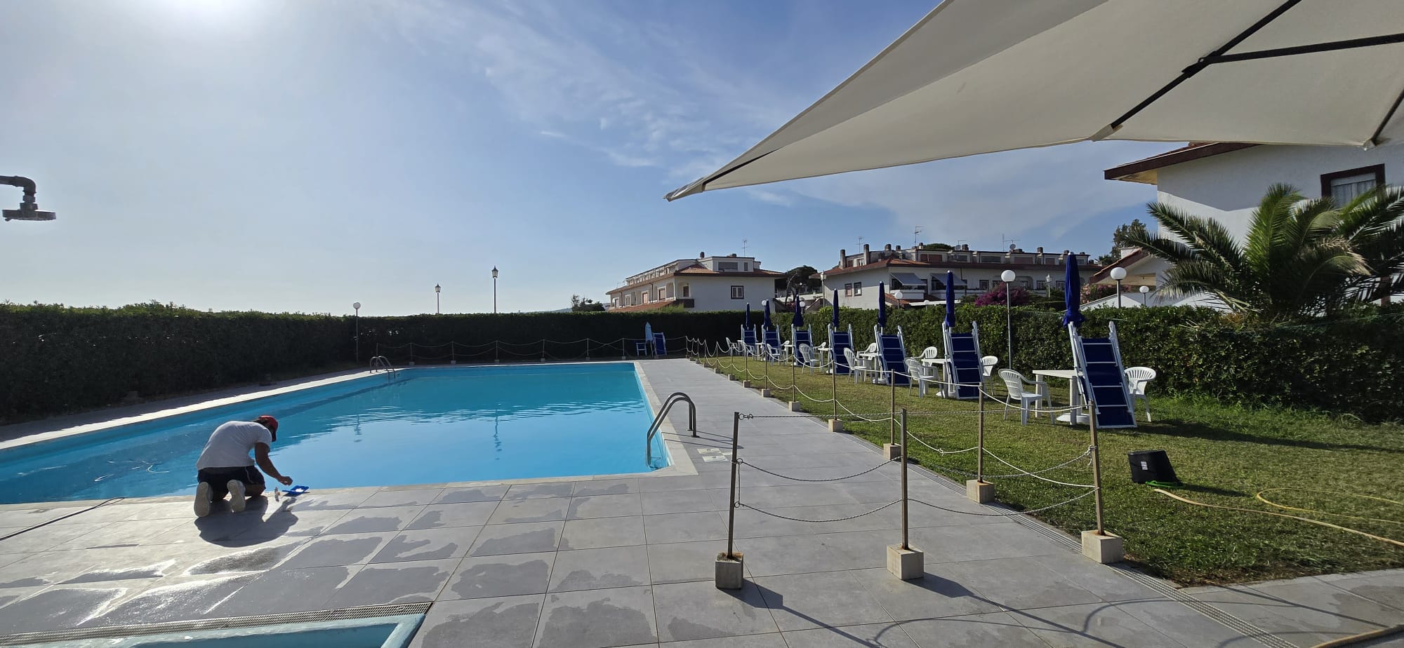 Un operatore Pool Service al lavoro a bordo piscina